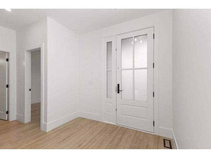 Photo de la propriété:  3905 Latimer Street  BC V2S 2J4 