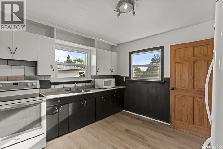 Property Photo:  325 V Avenue S  SK S7M 3E4 
