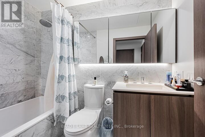 Property Photo:  19 Bathurst Street 3208  ON M5V 0N2 