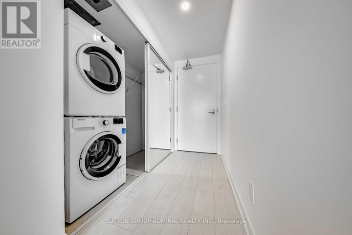 Property Photo:  19 Western Battery Road 522  ON M6K 3S4 
