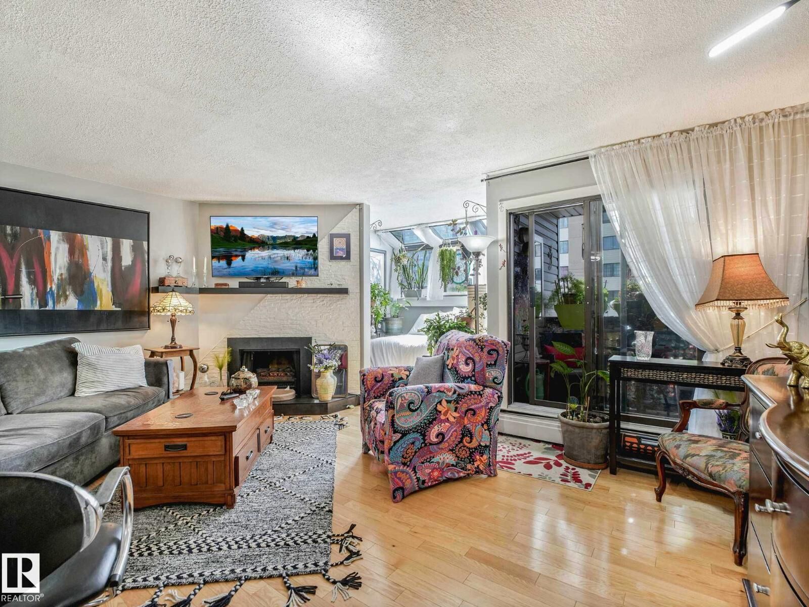 Property Photo:  #201 10148 118 St NW  AB T5K 1Y4 
