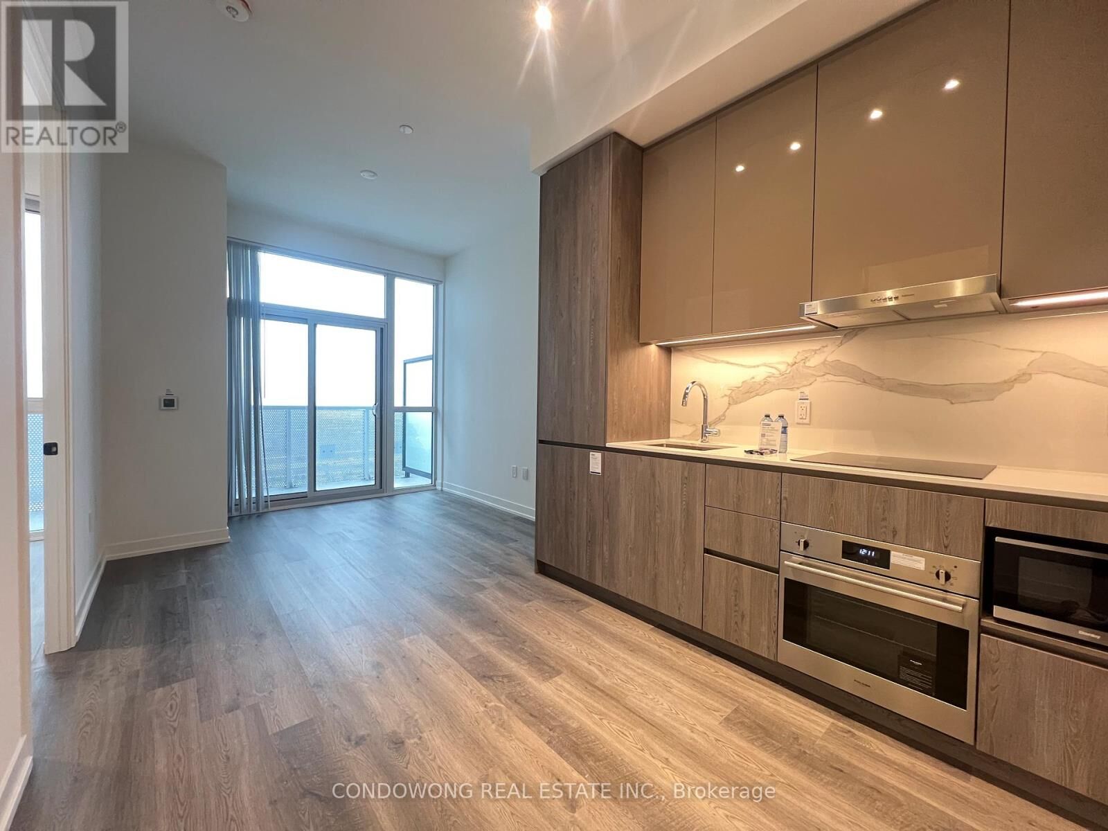 Property Photo:  8 Interchange Way 3708  ON L4K 0R2 