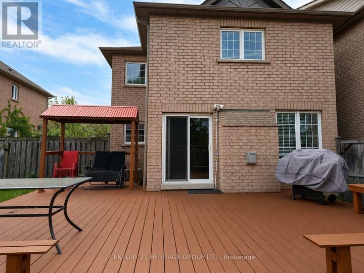 Property Photo:  44 Starr Crescent  ON L4G 7X3 