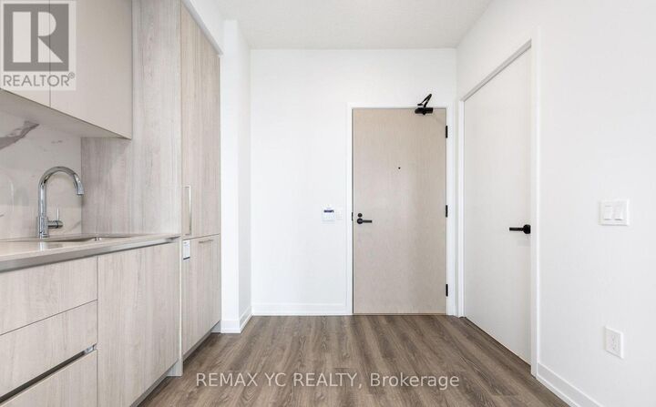 Property Photo: 195 Commerce Street 4905 ON L4K 0P9