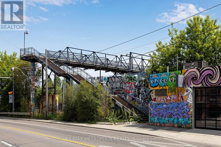 Property Photo: 2495 Dundas Street West 412 ON M6P 1X4