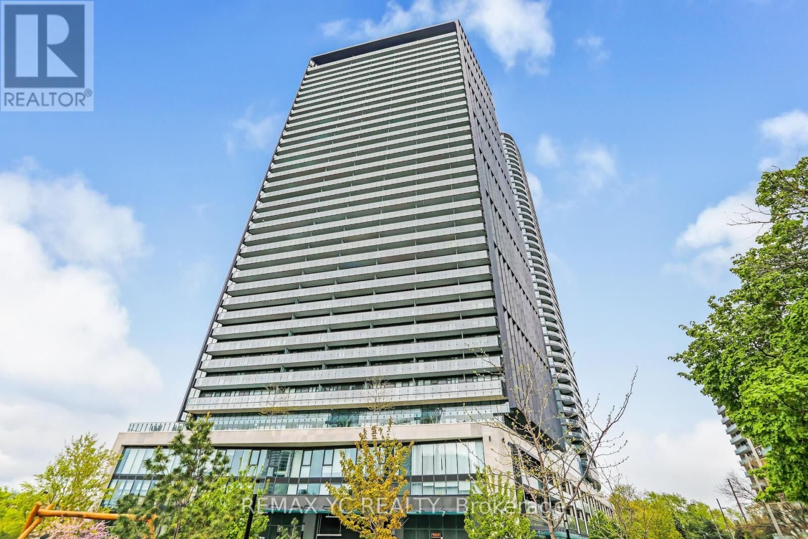 Property Photo:  585 Bloor Street East 3217  ON M4W 0B3 