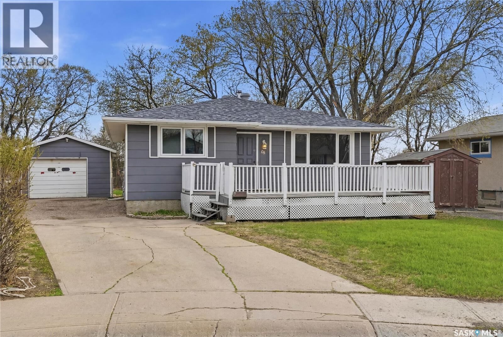 Property Photo:  94 Lloyd Crescent  SK S4R 6C1 