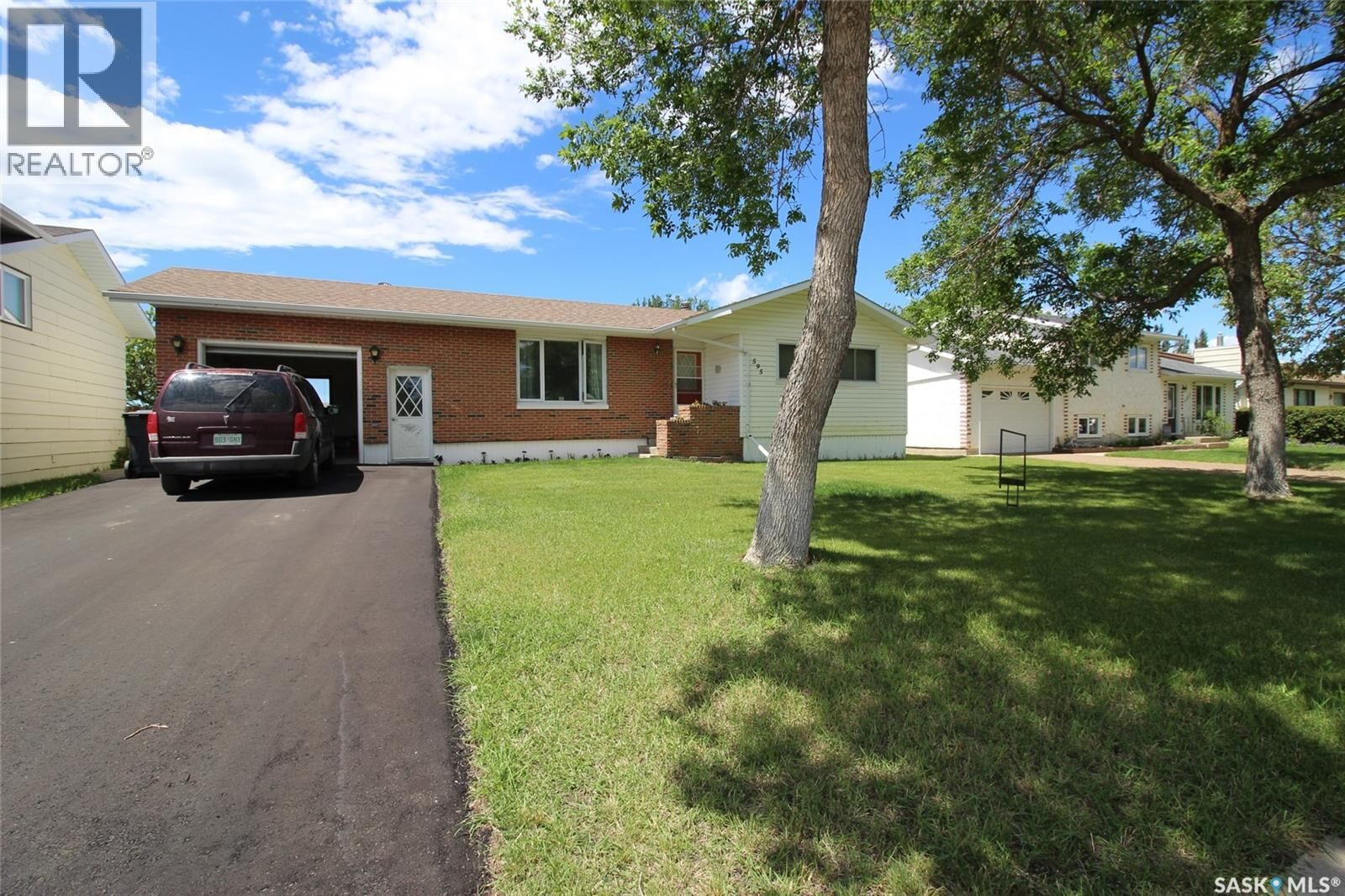 Property Photo:  595 9th Street W  SK S0N 2M0 