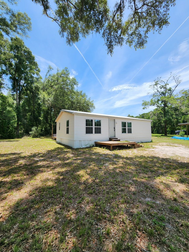 Property Photo: 762 NE 206th Ave FL 32680