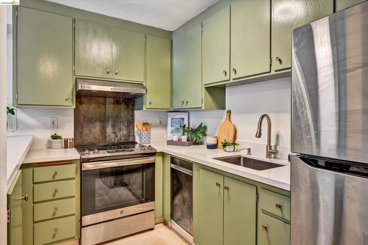 Property Photo:  425 Orange St 202  CA 94610 