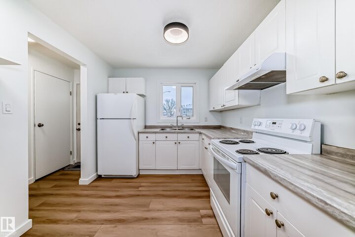 Property Photo:  9D Castle Terrace NW  AB T5X 2E6 