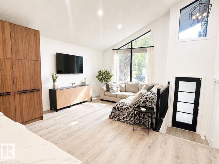 Property Photo:  38 Woodcrest Avenue  AB T8N 3H5 