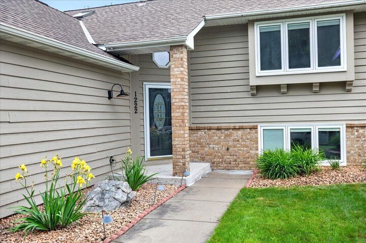 Property Photo:  1222 Saddlebrook Lane  MN 55125 