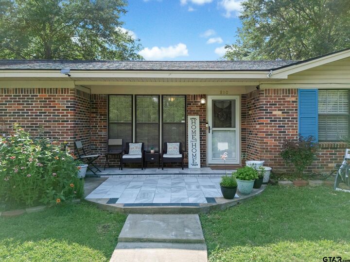 Property Photo:  810 Caddo St  TX 75672 