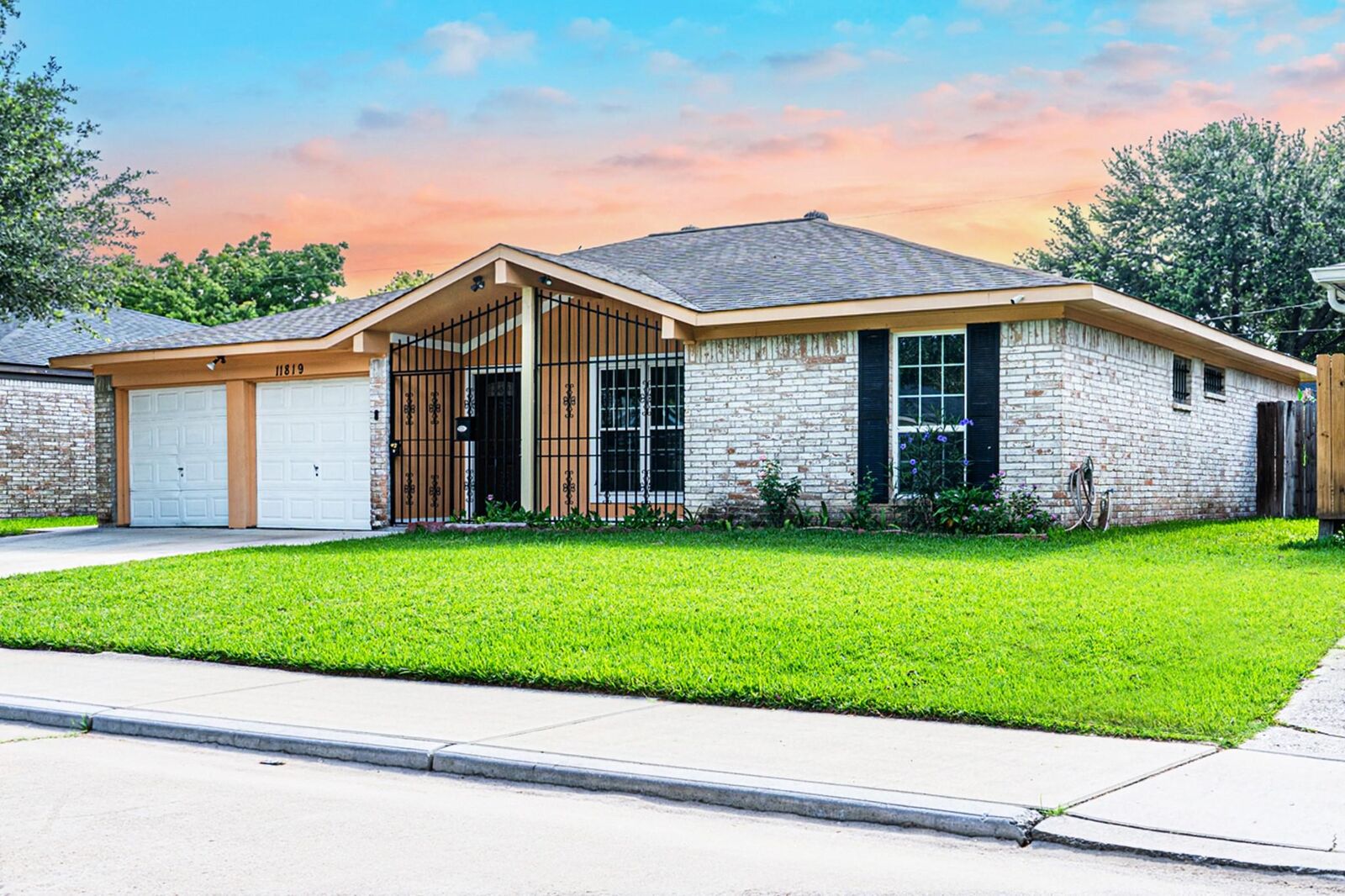 Property Photo: 11819 S Ridgewood Circle TX 77071