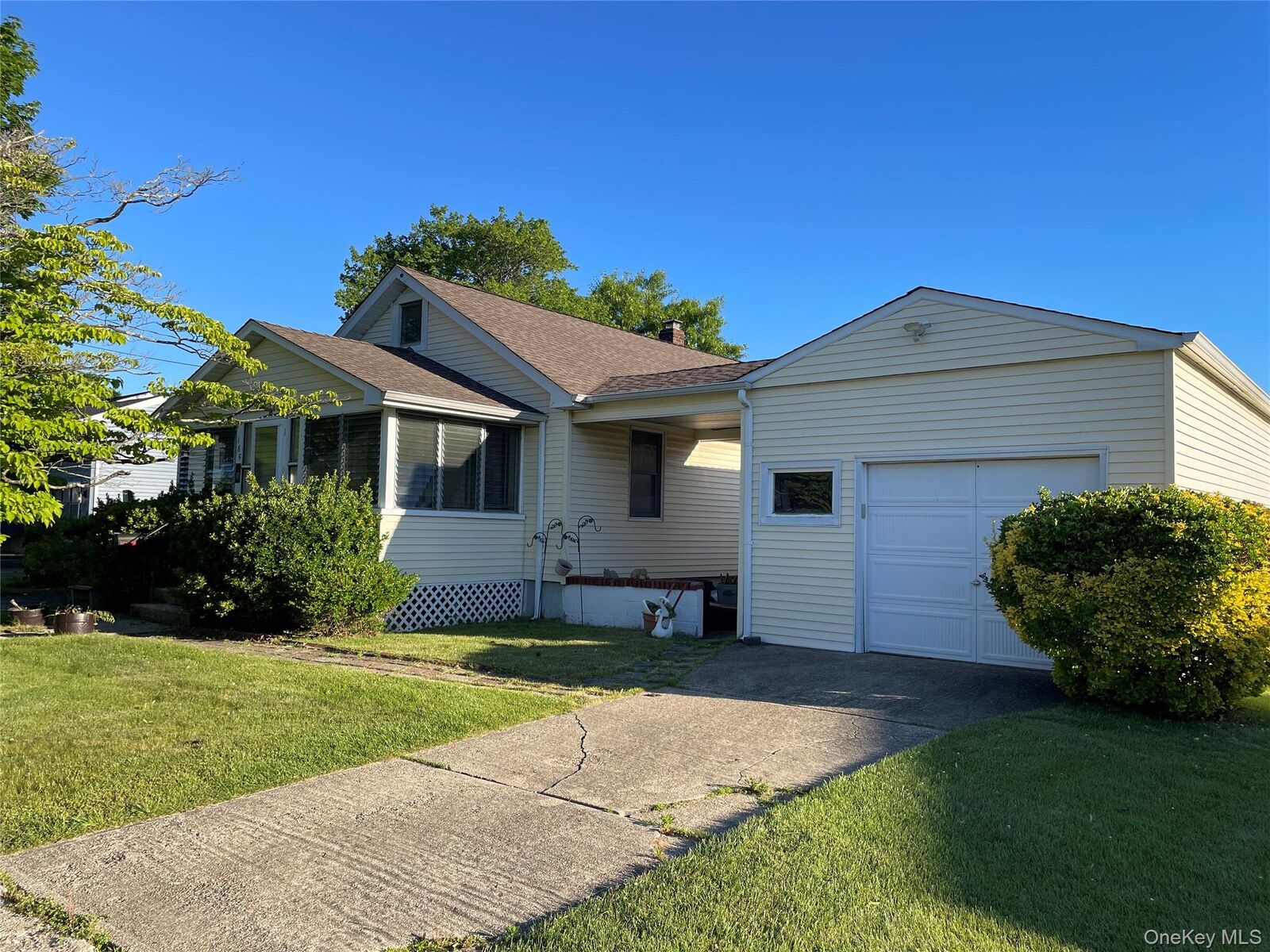 Property Photo:  185 Seward Street  NY 11704 