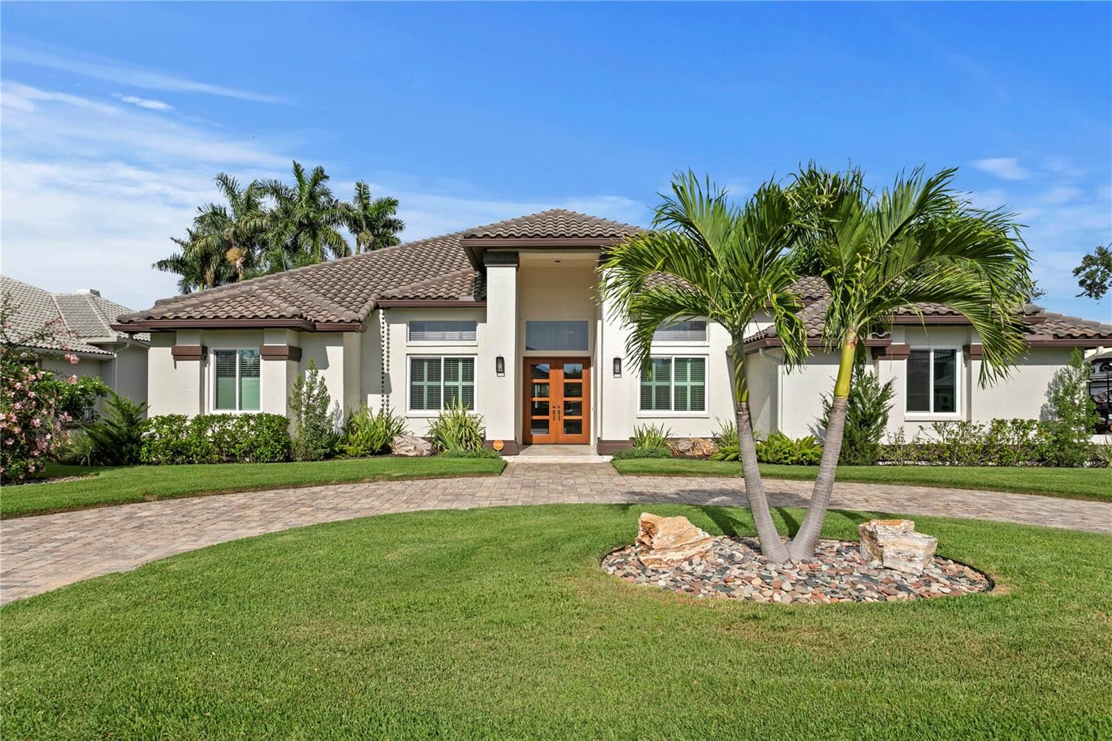 Property Photo: 1230 Darlington Oak Circle NE FL 33703