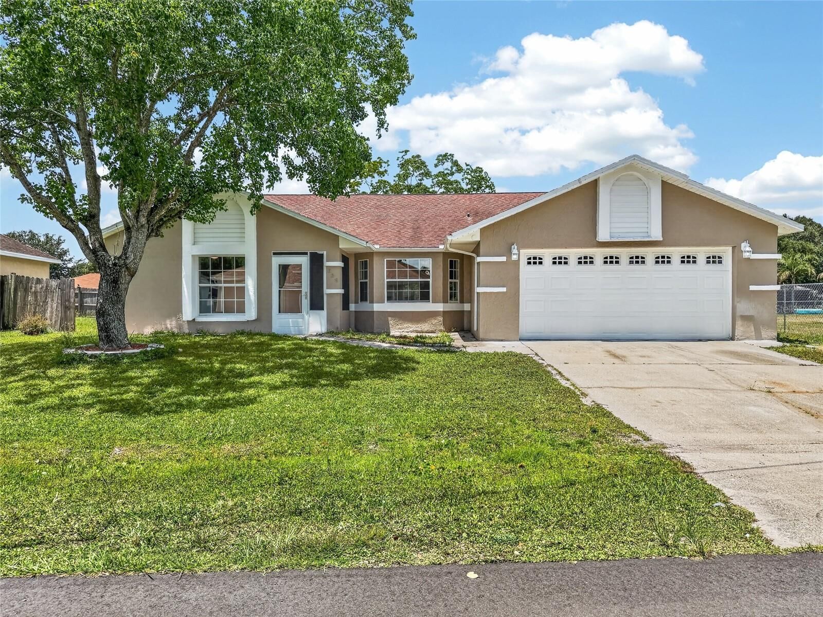 Property Photo: 628 N Delmonte Court FL 34758
