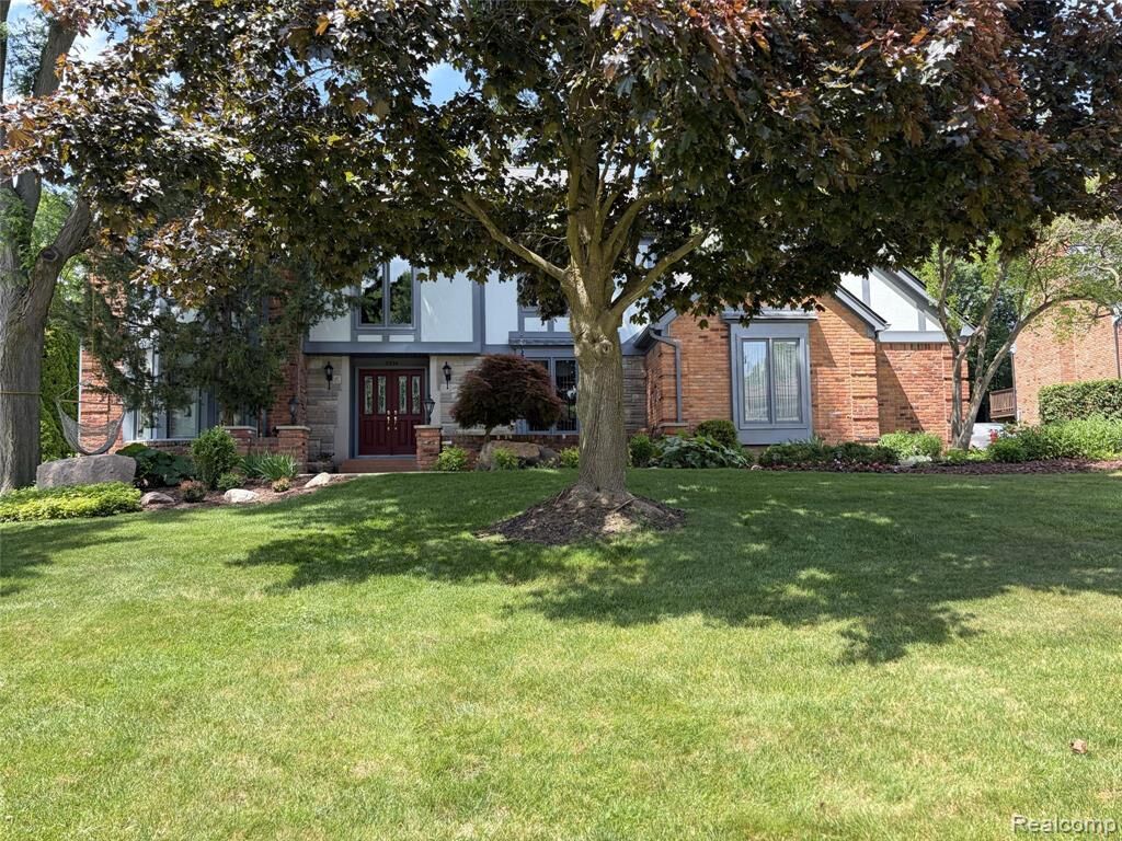 Property Photo:  2534 Topsham Drive  MI 48306 3057 