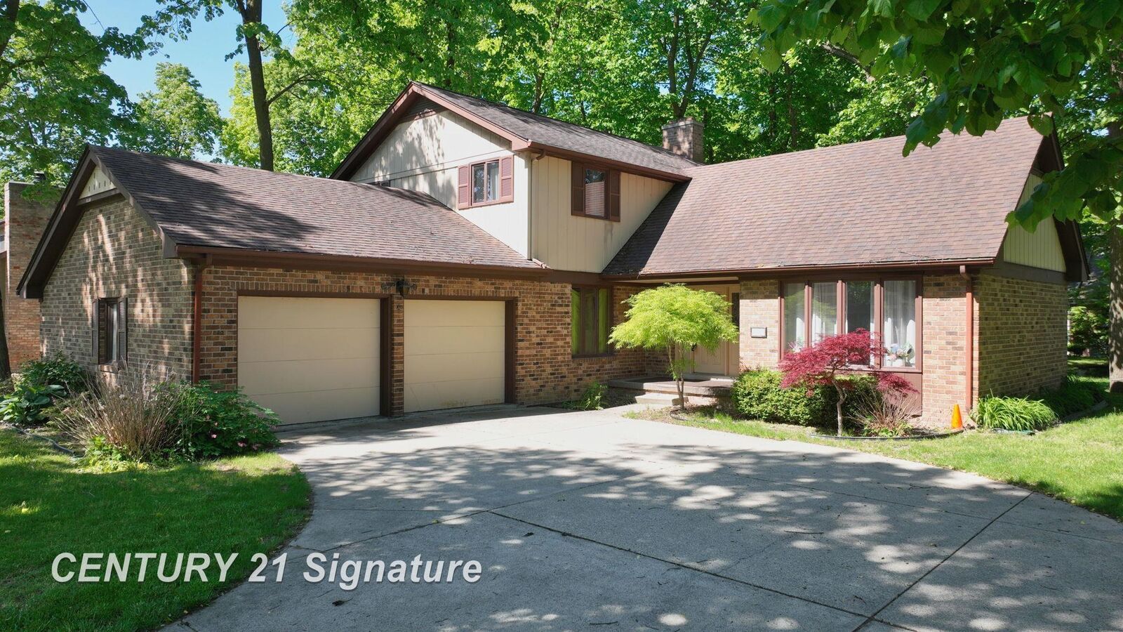 Property Photo:  2765 Clairmount Drive  MI 48603 