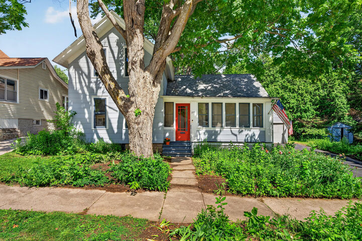 Property Photo: 237 Waverly Pl WI 53186