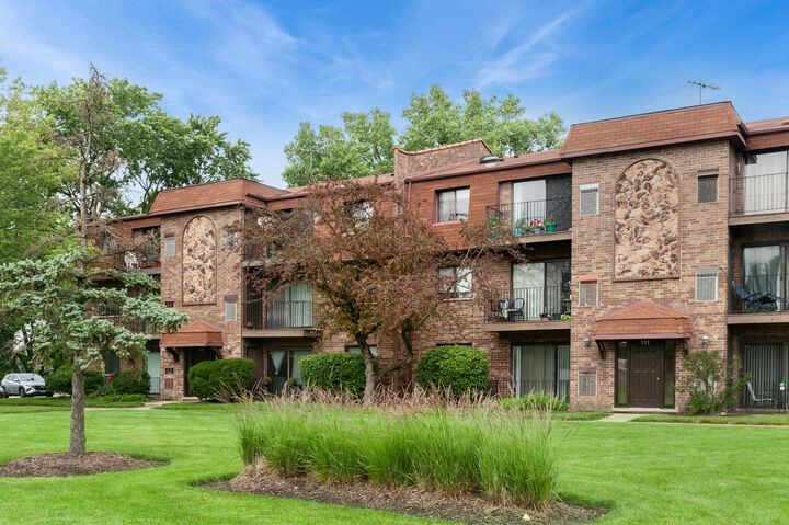 Property Photo:  111 W Brandon Court E33  IL 60067 