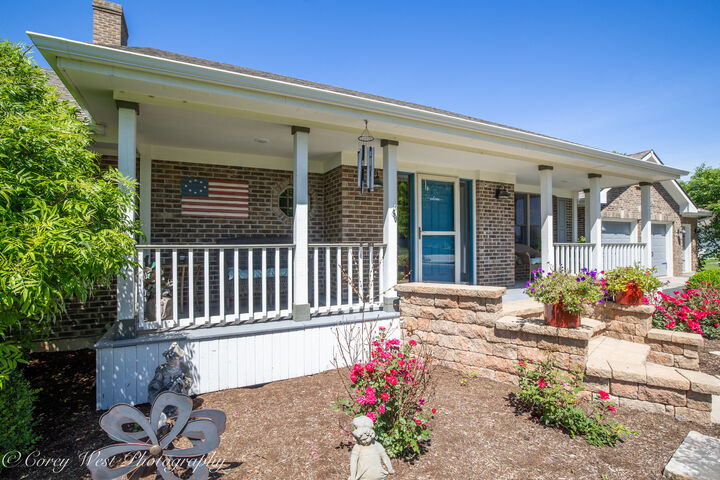 Property Photo:  1545 Sunflower Drive  IL 60178 