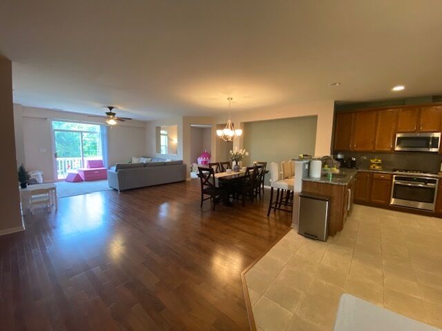 Property Photo: 1390 Scarboro Road 1390 IL 60193