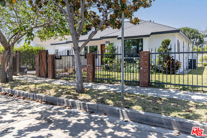 Property Photo:  8954 Kramerwood Place  CA 90034 