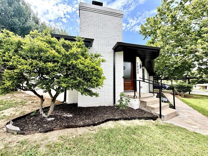 Property Photo: 7000 Park Place Drive TX 76118