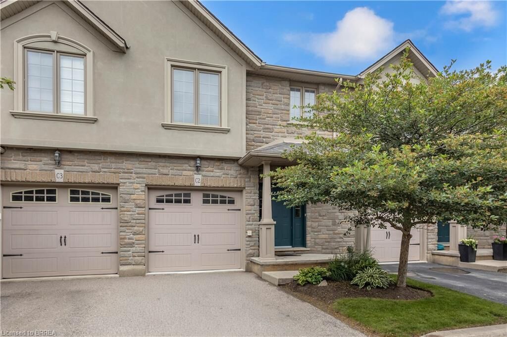 Property Photo: 12 Brantwood Park Road C2 ON N3P 1G2