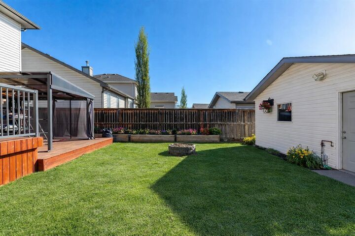 Property Photo: 83 Luxstone Crescent SW AB T4B 2W7