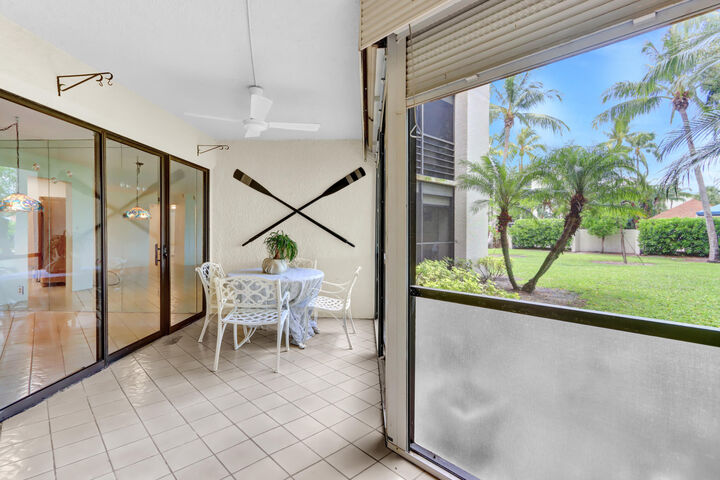 Property Photo:  5800 Camino Del Sol Apt 103  FL 33433 