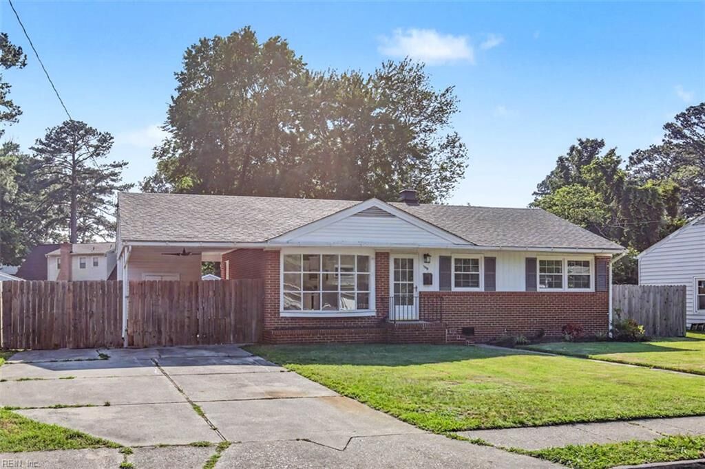 Property Photo: 129 Lynnhaven Dr VA 23666