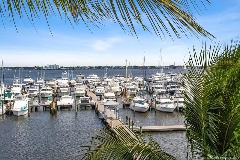 Property Photo:  815 NW Flagler Avenue 302  FL 34994 
