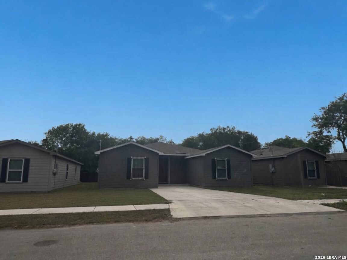 Property Photo: 831 Escalon Ave TX 78221