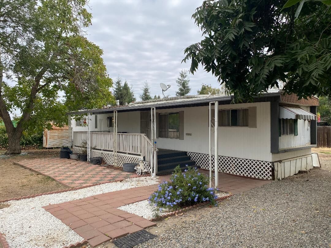Property Photo: 27388 Rd 148 CA 93292