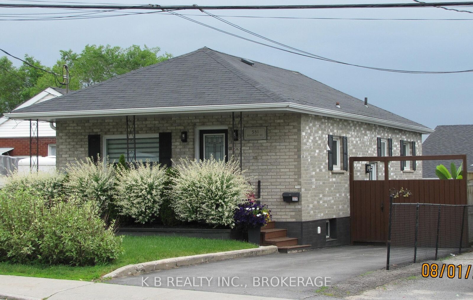 Property Photo:  581 Division Street  ON K7K 4B7 