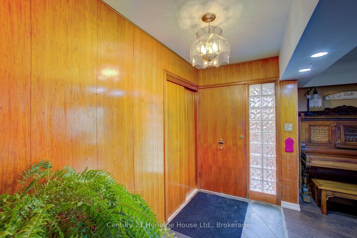 252 Durham Road W — photo 1