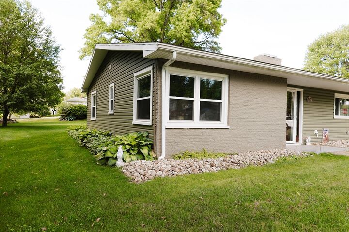 Property Photo: 809 E Pine St PA 16127