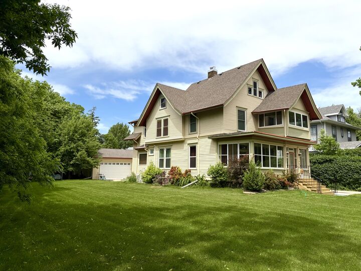 Property Photo:  1014 S Jay Street  SD 57401 