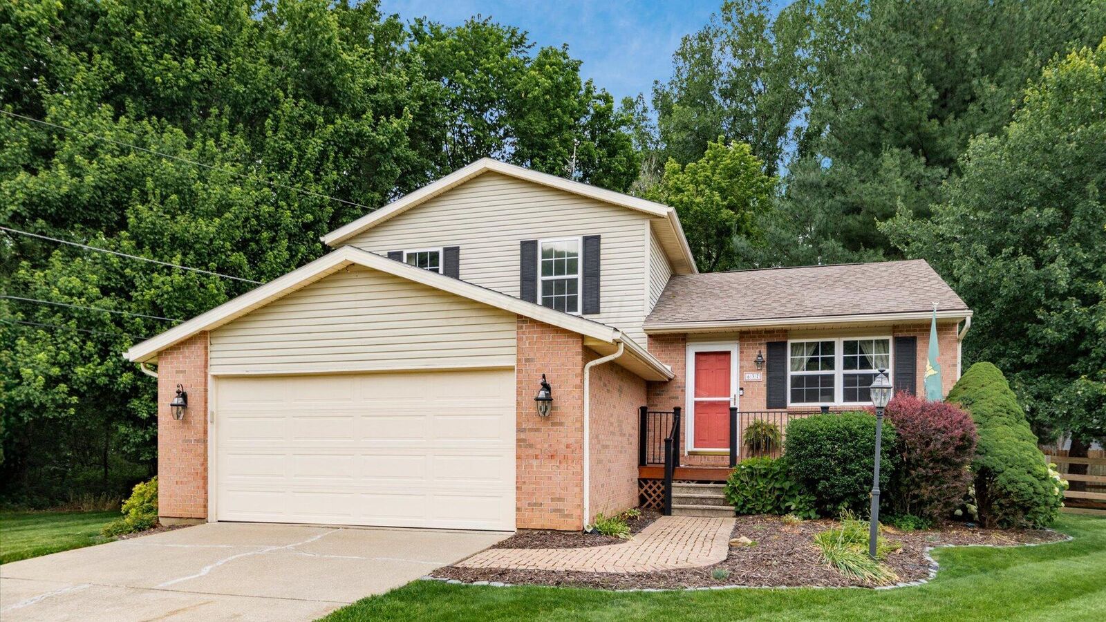 Property Photo: 637 Livingston Court OH 43056