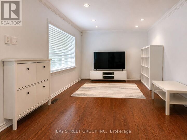 Property Photo:  9 Glenborough Park Crescent  ON M2R 2G4 