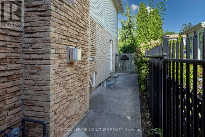Property Photo: 2545 Evelyn Court ON L5A 3V1