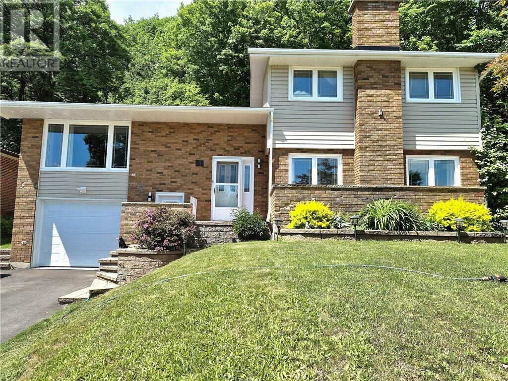 Property Photo:  51 Kathryn Crescent  ON P1B 8P5 