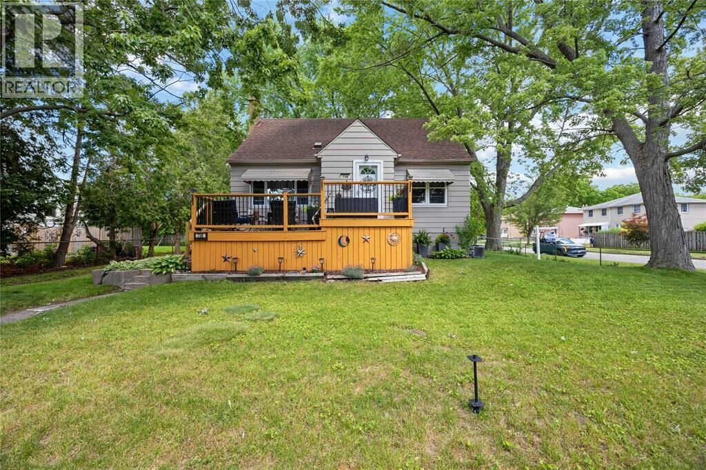 Property Photo:  738 Elizabeth Avenue  ON N7S 2V3 