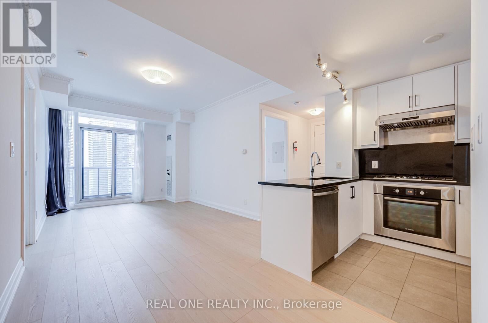Property Photo:  16 Harbour Street 3511  ON M5J 2Z7 