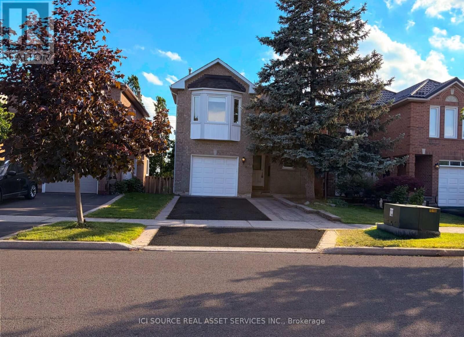 Property Photo: 7176 Harding Crescent ON L5N 6R5