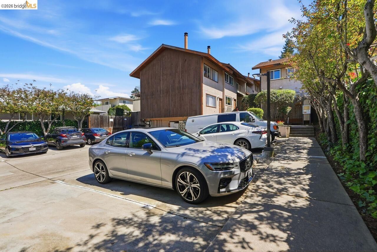 Property Photo:  3800 Maybelle Ave 7  CA 94619 