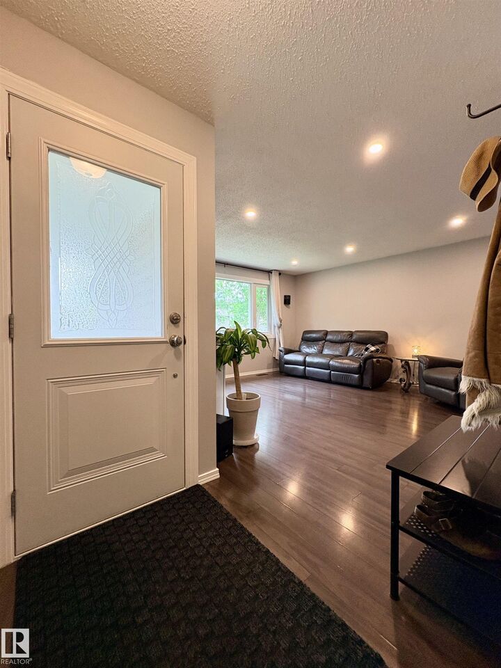 Property Photo:  41 Abbey Crescent  AB T8N 2X3 